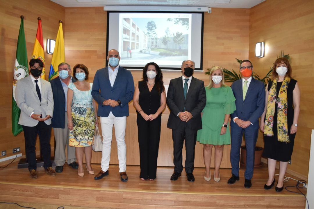 La consejera Rocío Ruiz, esta mañana junto al alcalde de Algeciras y otros dirigentes políticos.