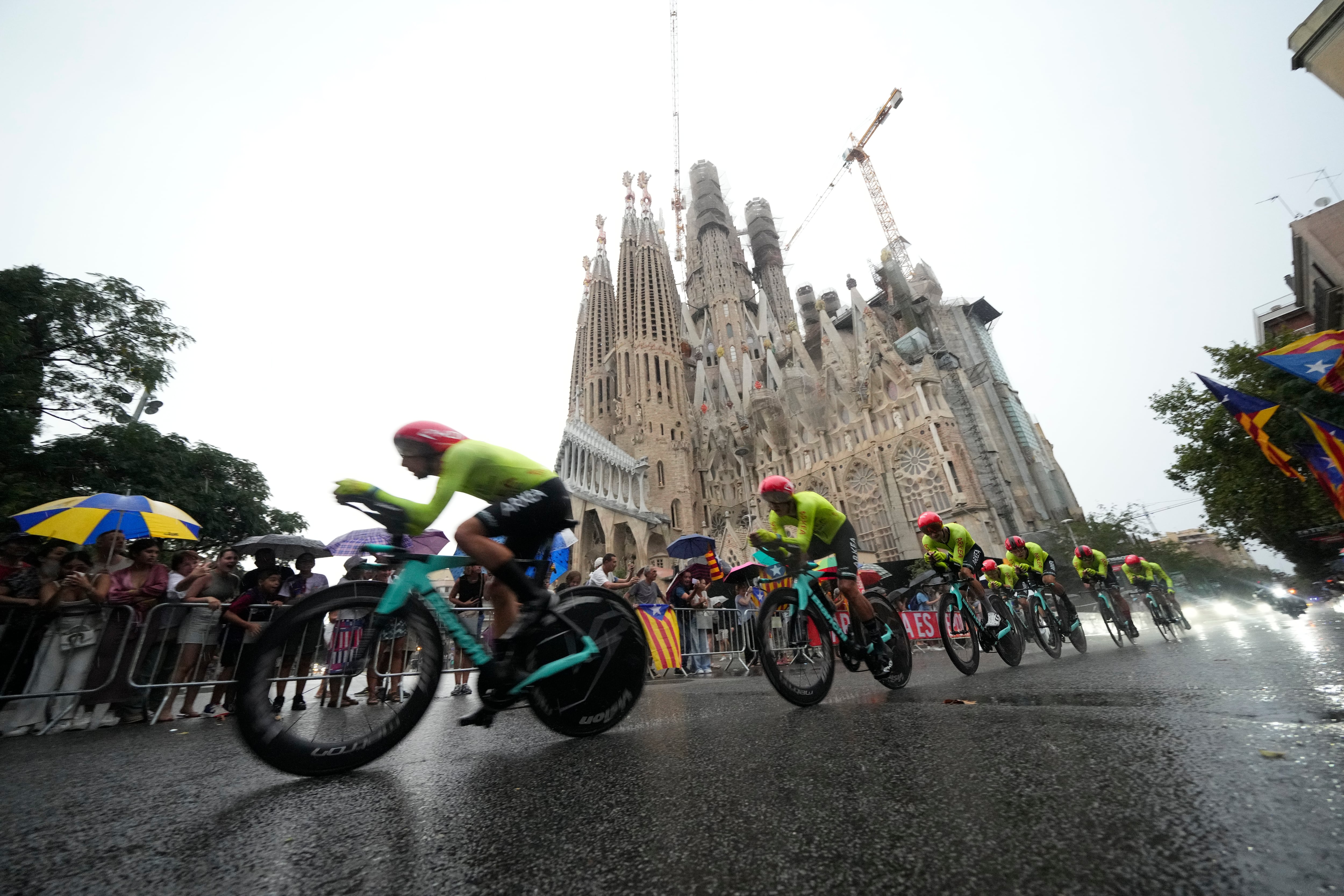 Los corredores del Arkea - Samsic a su paso por la Sagrada Familia durante la primera etapa de la Vuela Ciclista a España, una contrarreloj por equipos que se disputa este sábado en Barcelona