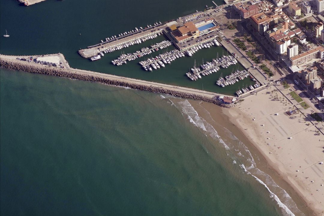 Imagen aérea del club náutico de Gandia. 