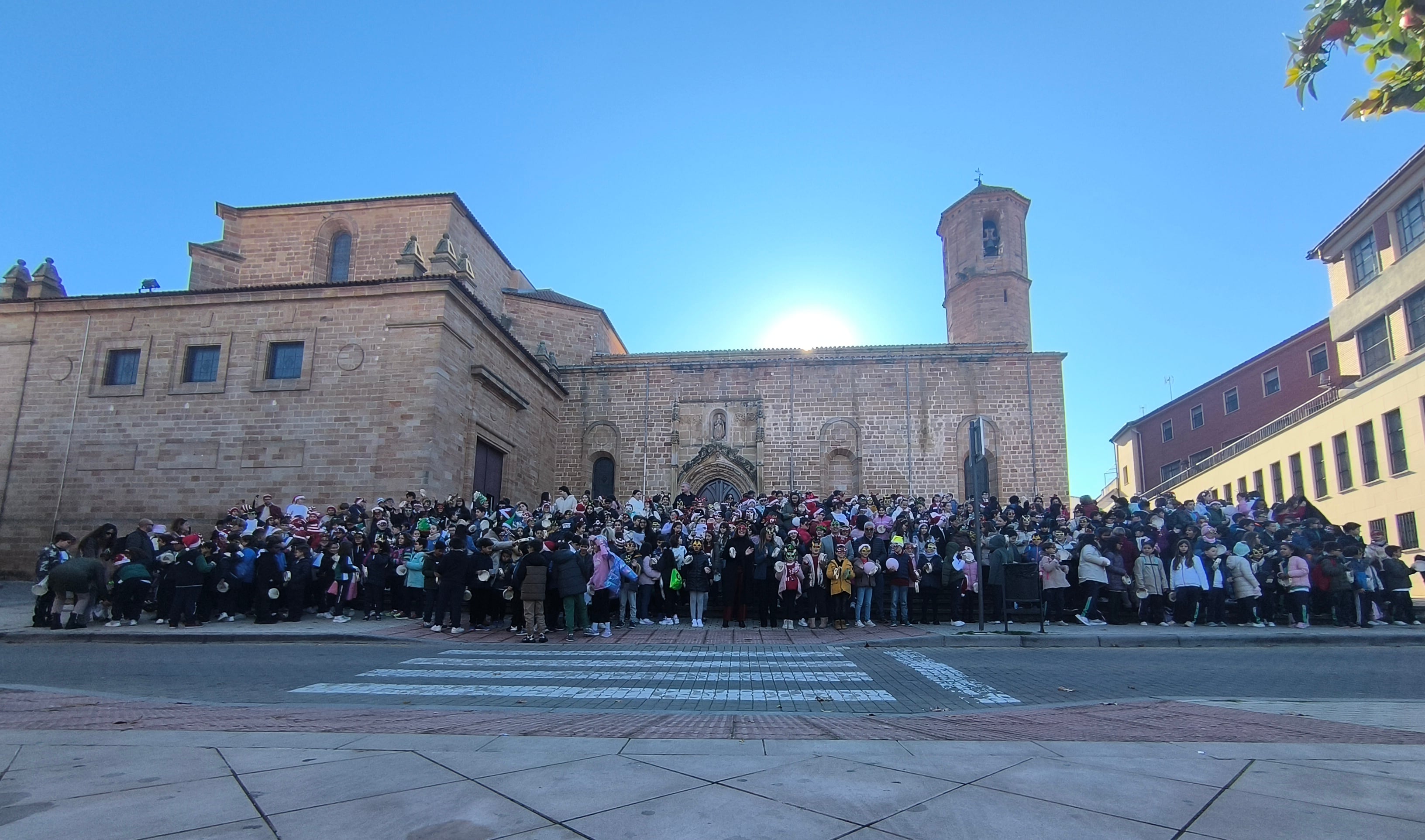 Actividad con escolares de Linares que han cantado villancicos.