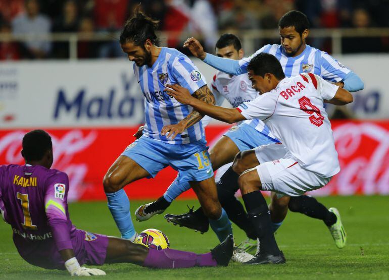 Angeleri protege el balón frente a Bacca