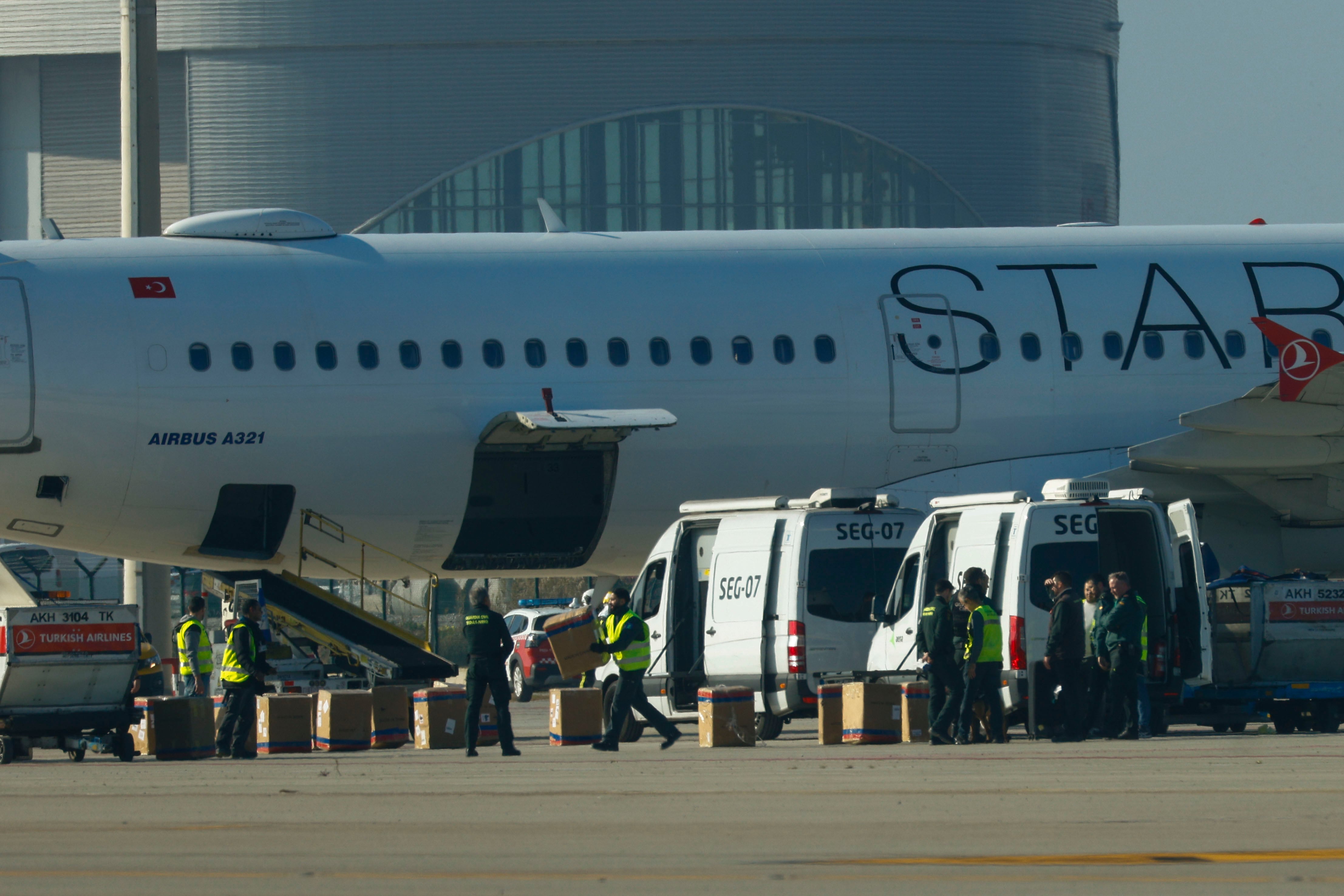 Aspecto del avión de Turkish Airlines, que ha aterrizado este jueves en Barcelona tras una amenaza de bomba a bordo