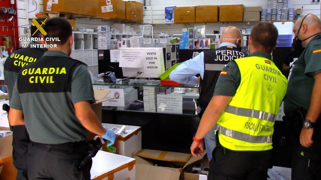 Imagen de la intervención de la Guardia Civil en el Polígono Cobo Calleja de Fuenlabrada. 