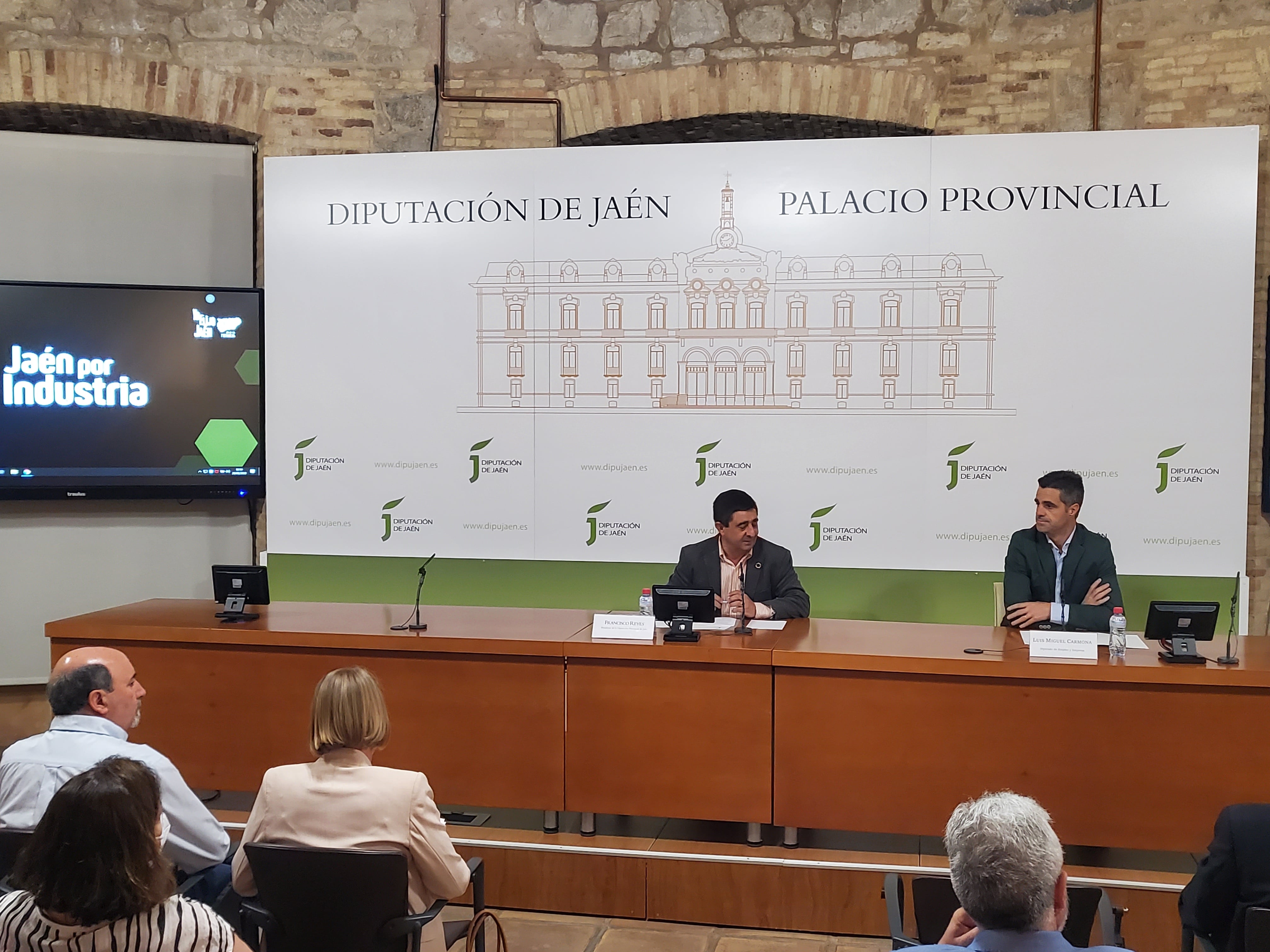 El presidente de la Diputación junto al diputado de Empleo y Emrpesa durante la presentación de &#039;Jaén por Industria&#039;.