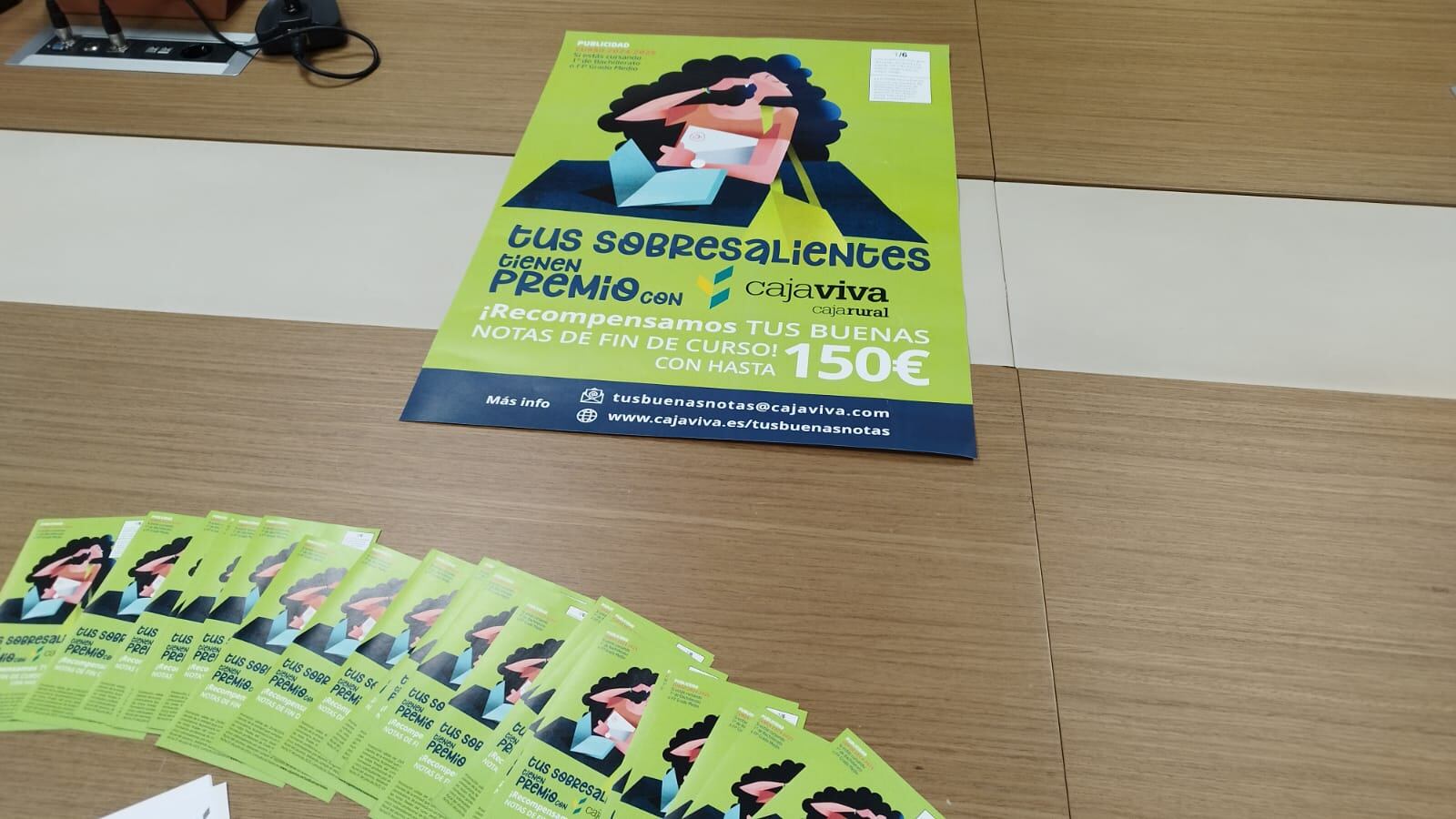 Cartel promocional de &quot;Tus sobresalientes tienen premio&quot;