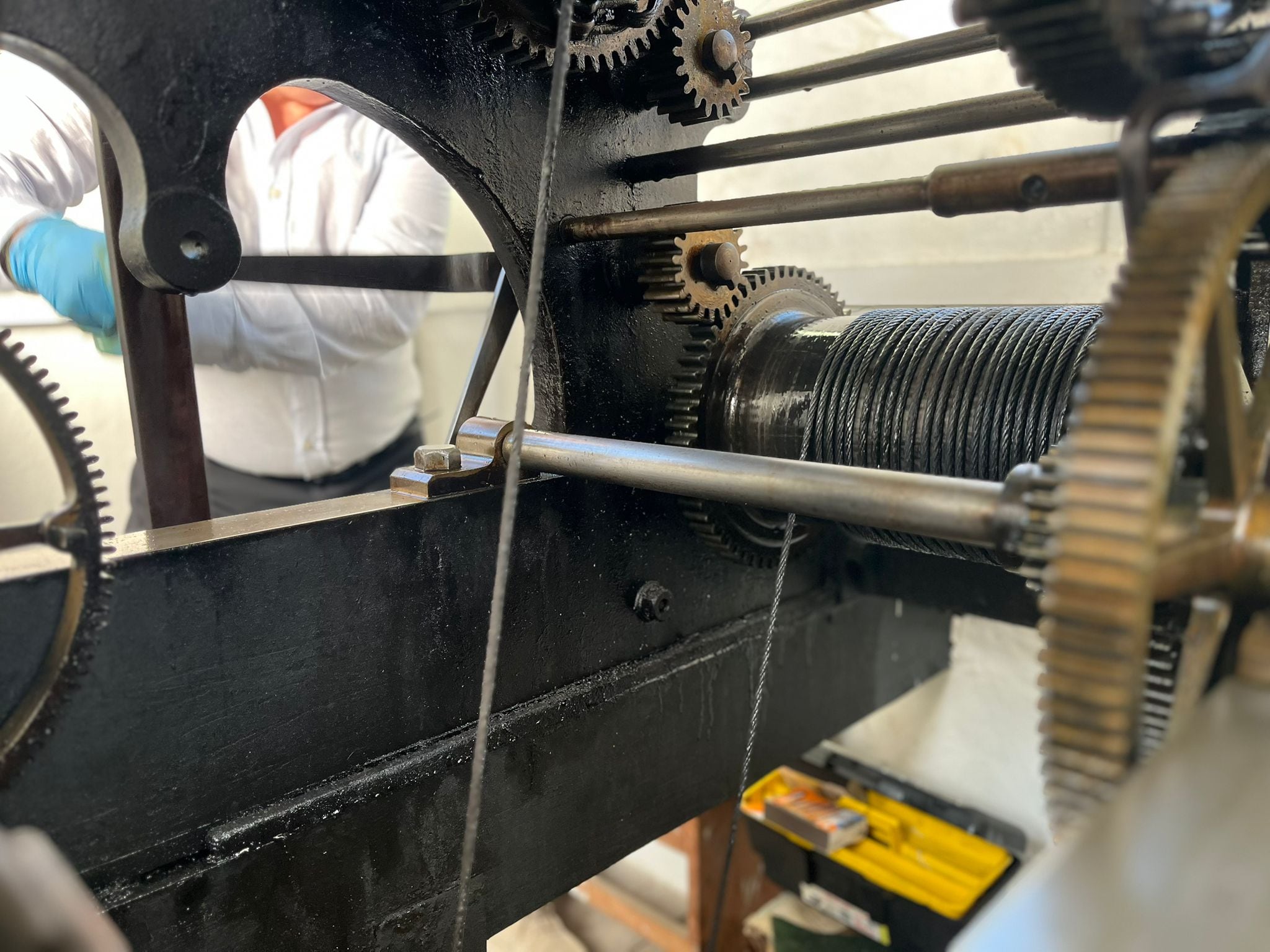 El reloj del Arsenal de Cartagena, un mecanismo del siglo XIX que sigue latiendo a mano