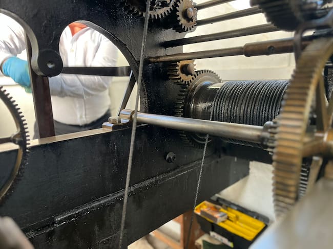 El reloj del Arsenal de Cartagena, un mecanismo del siglo XIX que sigue latiendo a mano