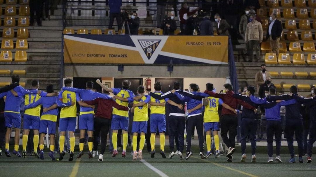 Los jugadores de la UD Tomares celebrando la victoria y la clasificación