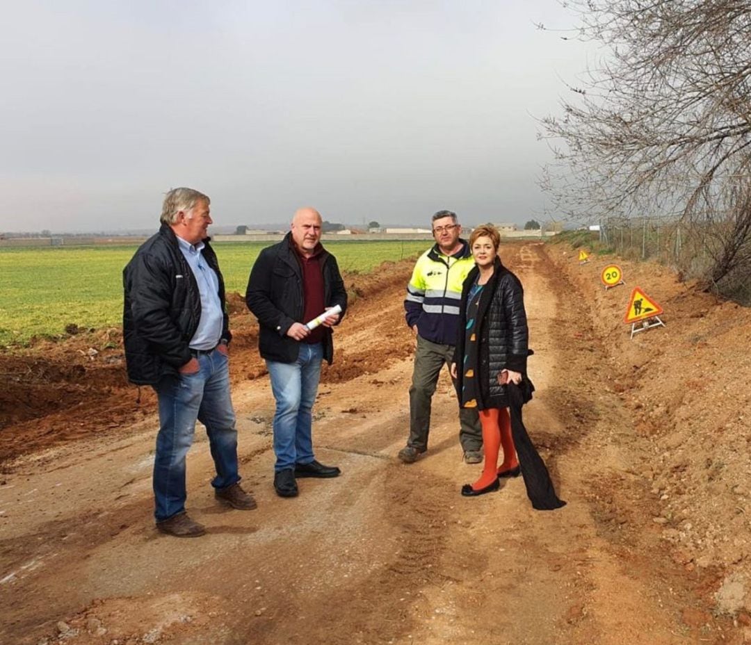 La alcaldesa de San Clemente, Charo Sevillano, supervisando las obras