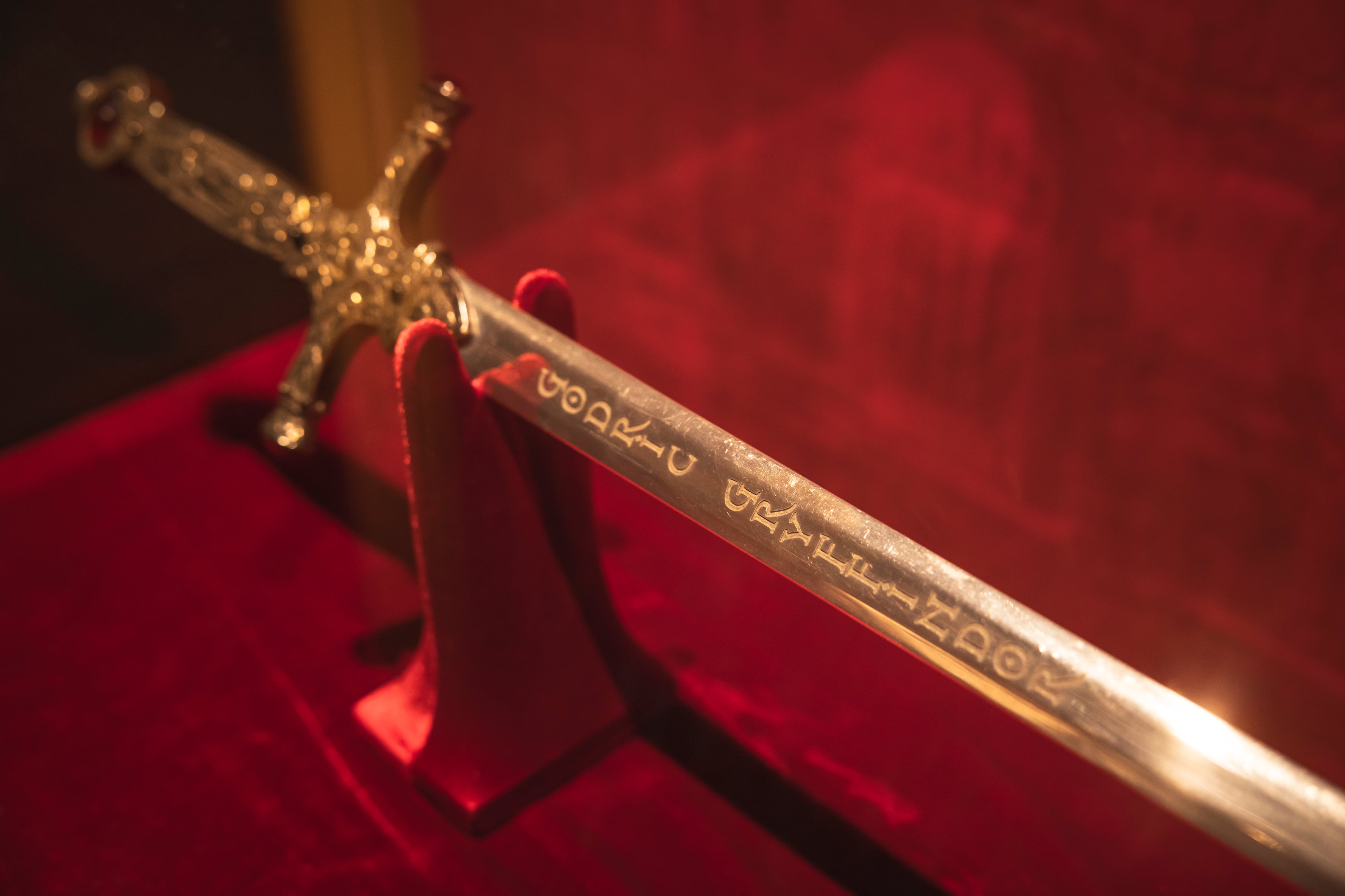 La espada de Godric Gryffindor de Harry Potter The Exhibition (Photo by Cesc Maymo/Getty Images)