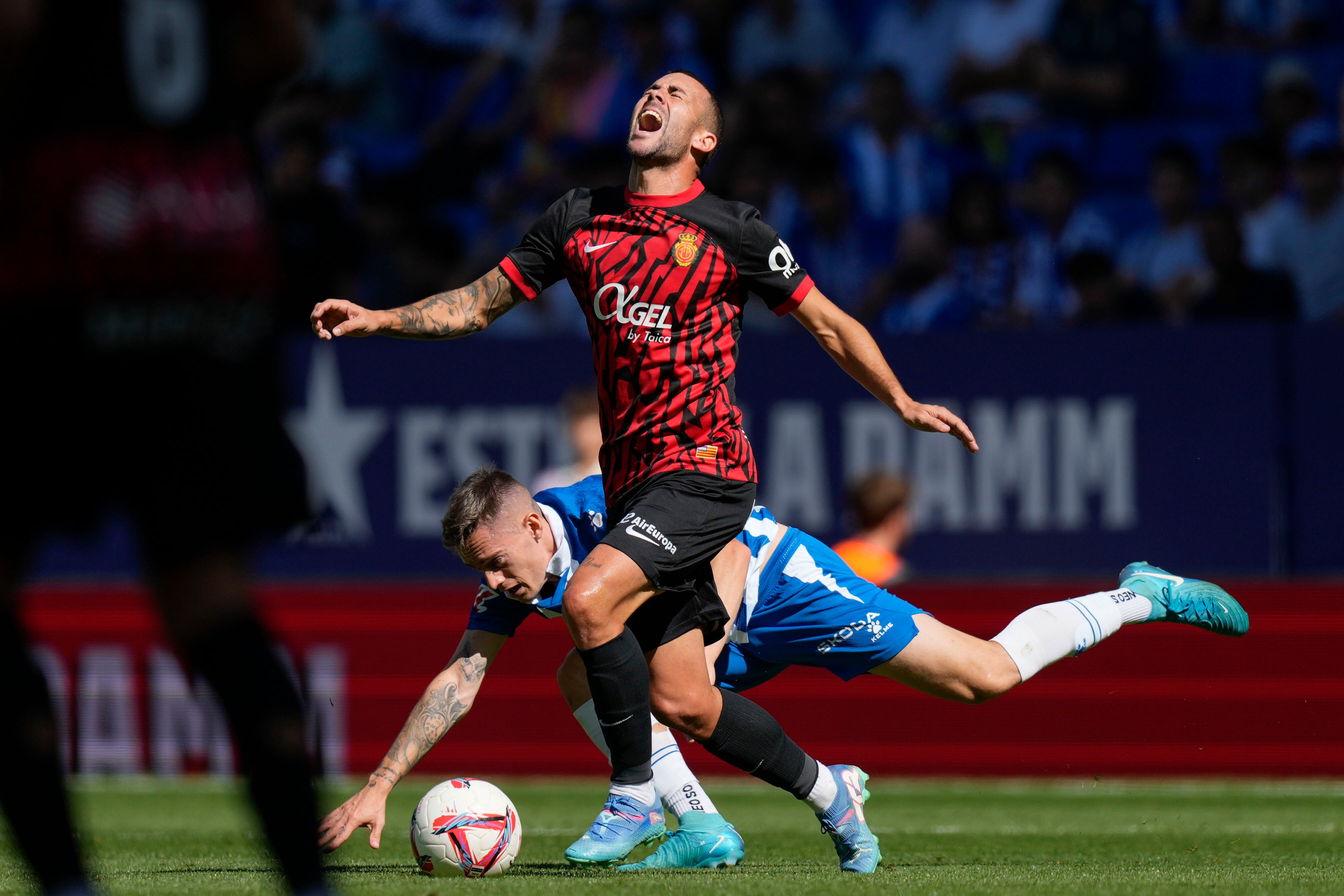 CORNELLÁ EL PRAT (BARCELONA), 05/10/2024.- El jugador del Mallorca Dani Rodríguez reacciona junto a Pol Lozano de, RCD Espanyol, durante el partido de LaLiga disputado este sábado en el RCDE Stadium. EFE/ Enric Fontcuberta
