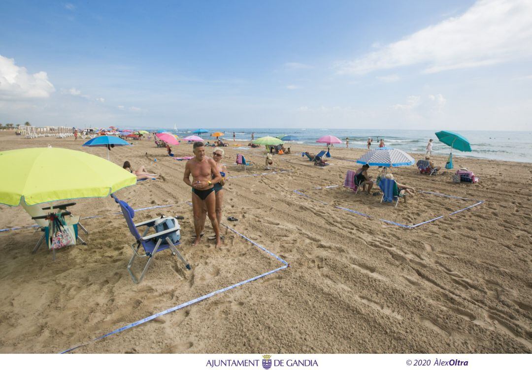 Usuarios de la playa de Gandia (Valencia)