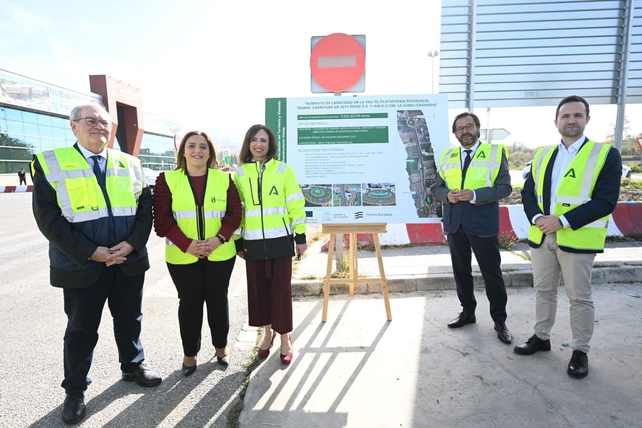 A la izquierda, la alcaldesa de La Zubia y la consejera de Fomento de la Junta en el comienzo de las obras de duplicación de la vía entre esta localidad y Granada