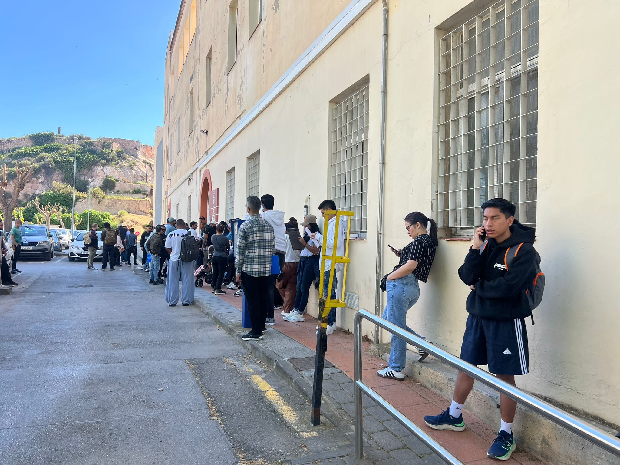 La regularización arranca en Cartagena con colas y esperanza