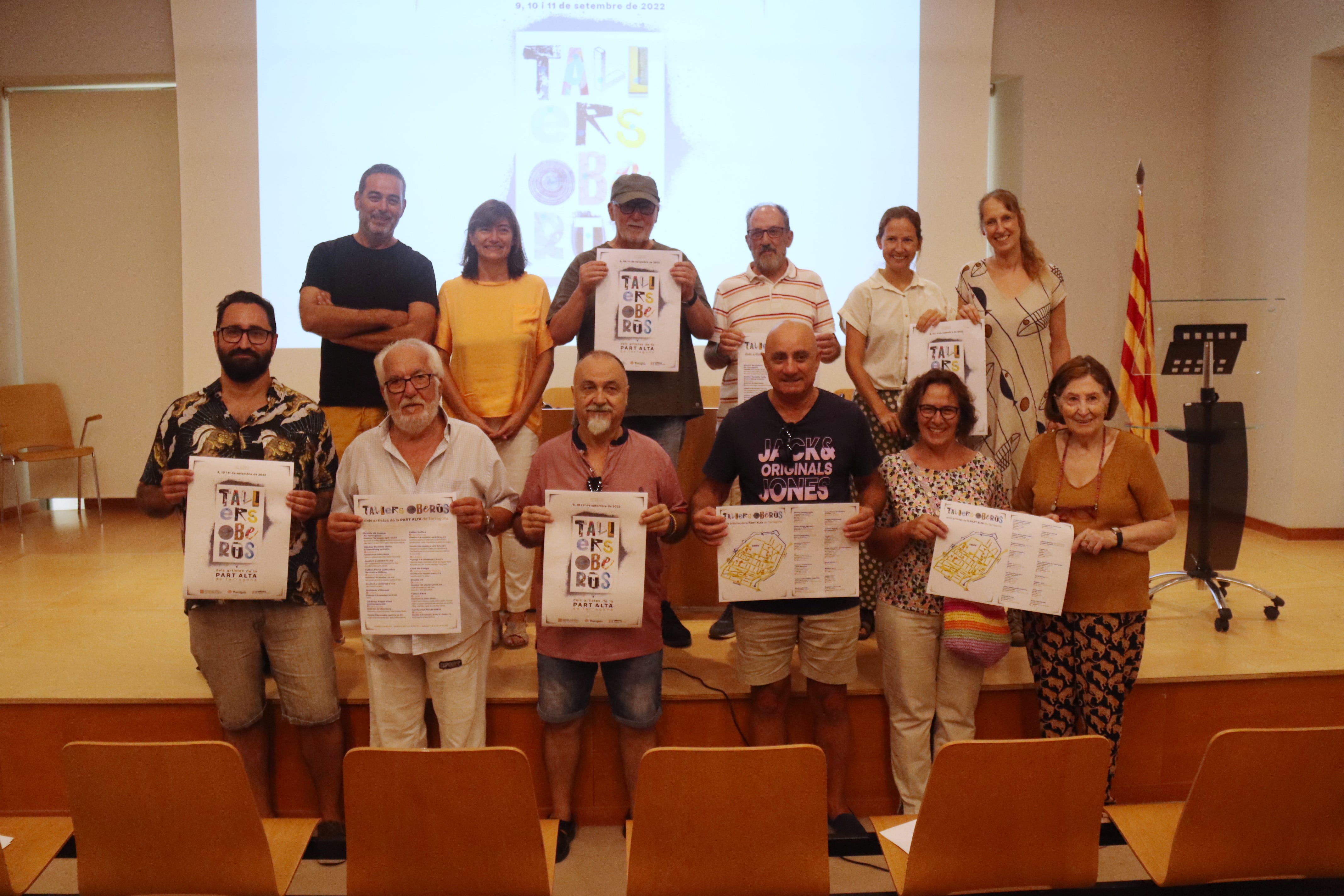 Els organitzadors de la 12a edició de Tallers Oberts, al costat d&#039;alguns dels artistes que hi participaran / ACN