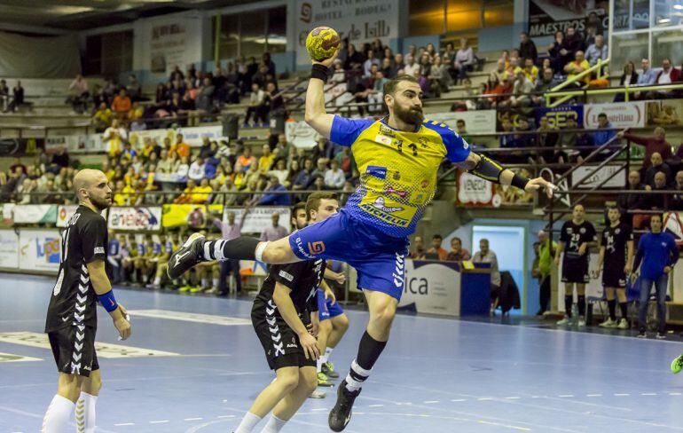 El pivote argentino Lucas Moscariello durante una acción de juego de la presente temporada.