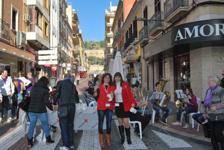 La presidenta de la asamblea local de Cruz Roja, Ana Belén Quintanar, y la coordinadora, Zahira Galindo, en el Día de la Banderita de 2015.
