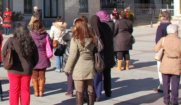 La plaza del ayuntamiento de Colmenar Viejo durante una concentración vecinal