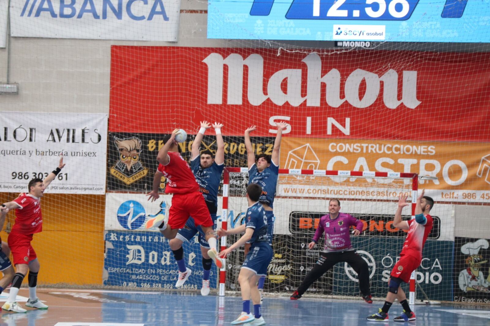 Thiago lanza durante el Cangas - Incarlopsa Cuenca