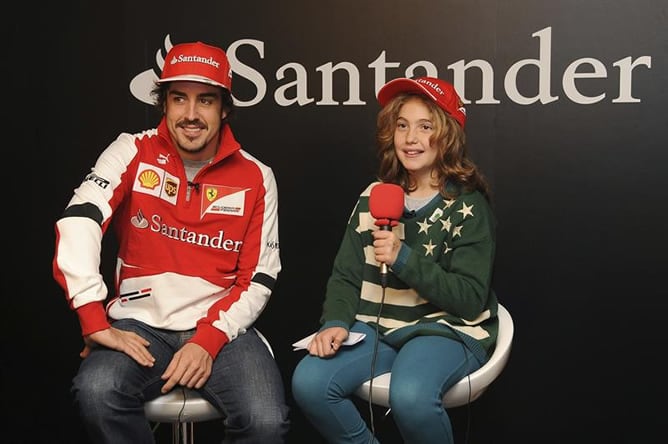 El piloto español de Ferrari ha respondido a las preguntas de la niña de nueve años, Daniela, ganadora del concurso para niños &#039;Periodista por un día&#039;, organizado por Santander, patrocinador oficial de la Scuderia.