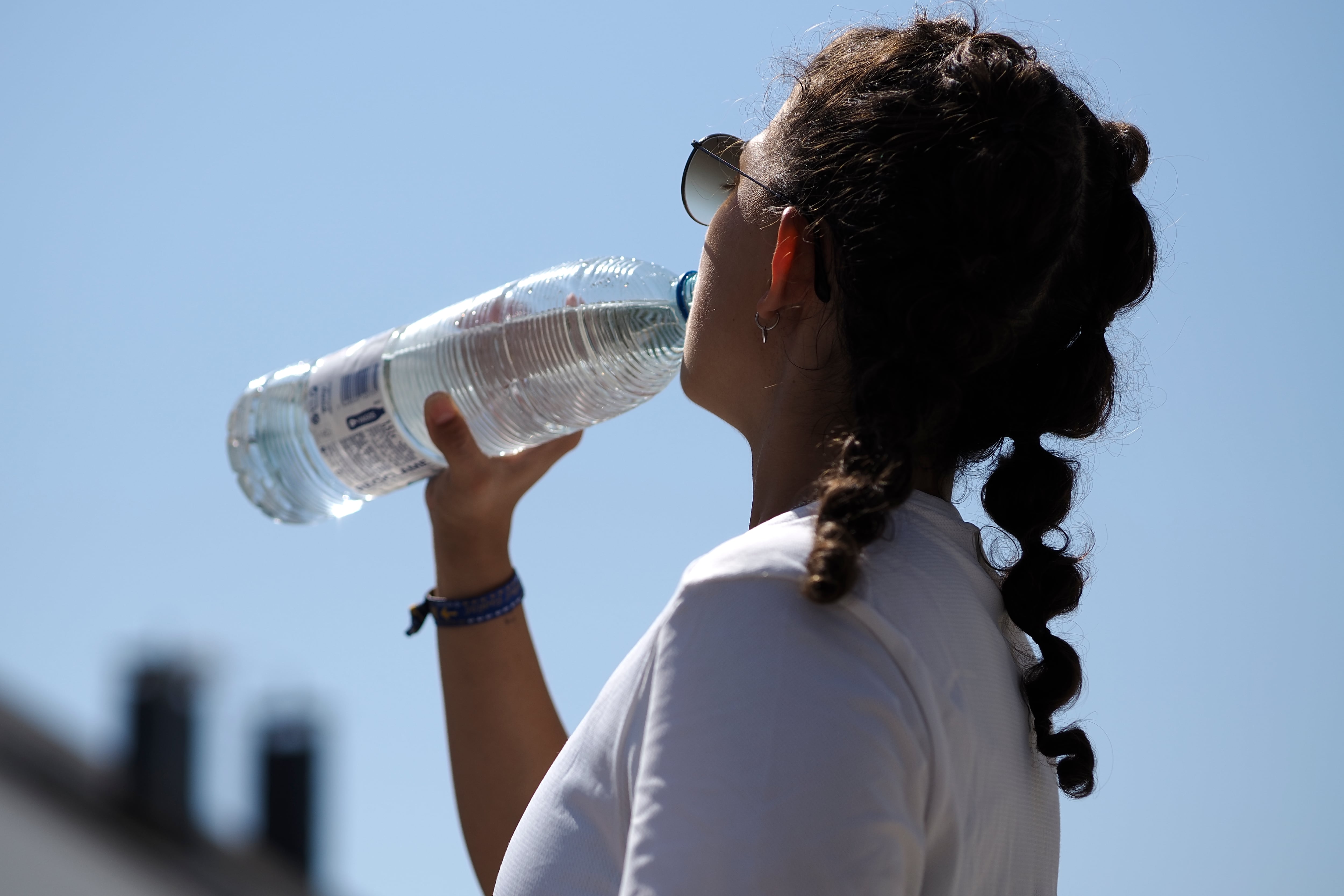 En onada de calor, cal beure més aigua que habitualment per no deshidratar-se