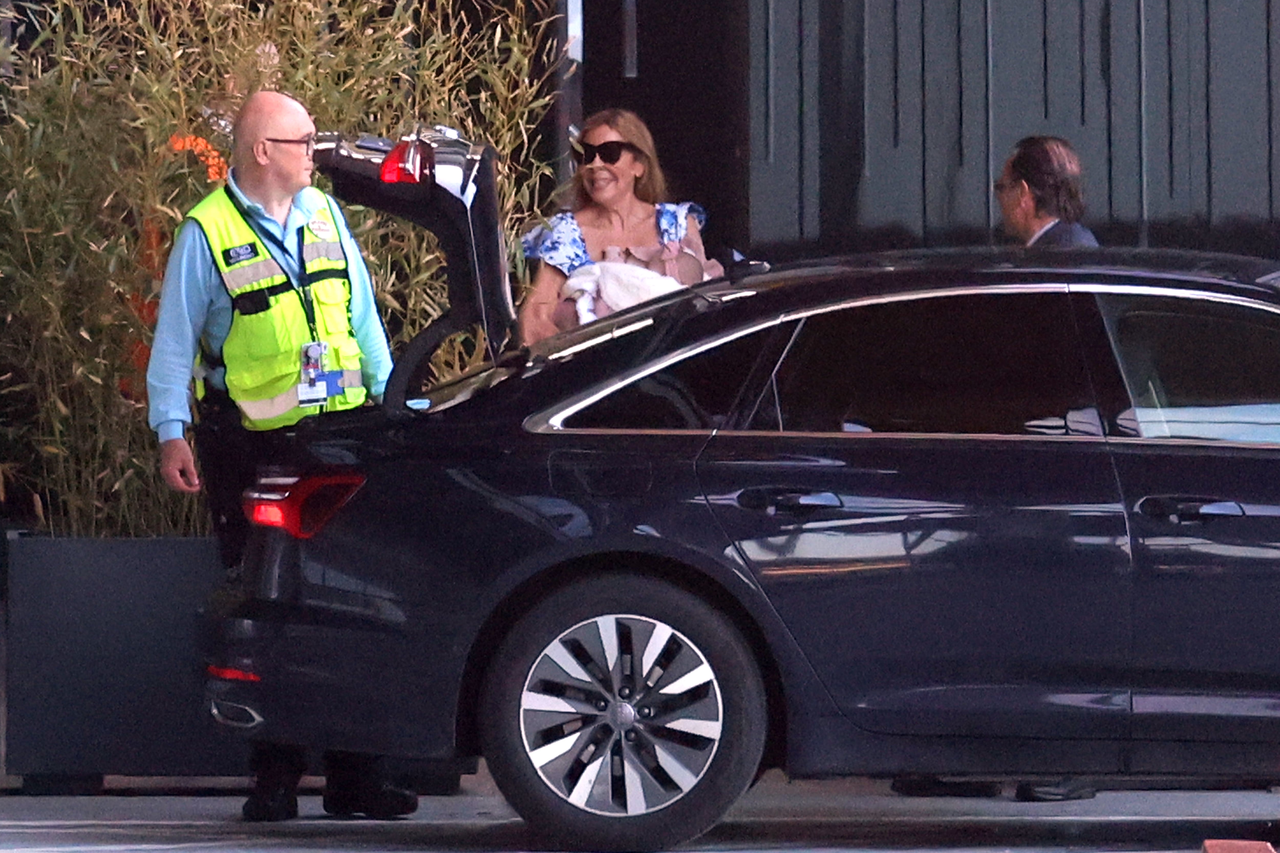 Ana Obregón, a su llegada al aeropuerto Adolfo Suárez Madrid Barajas con su nieta Ana Sandra en brazos