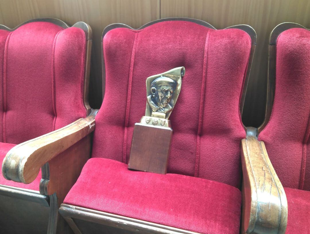 Imagen del galardón sobre una butaca del Teatro Circo