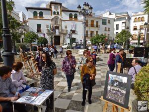 Exposici&oacute;n de la asociaci&oacute;n &#039;Centinela&#039; en la plaza mayor de Alcaudete.