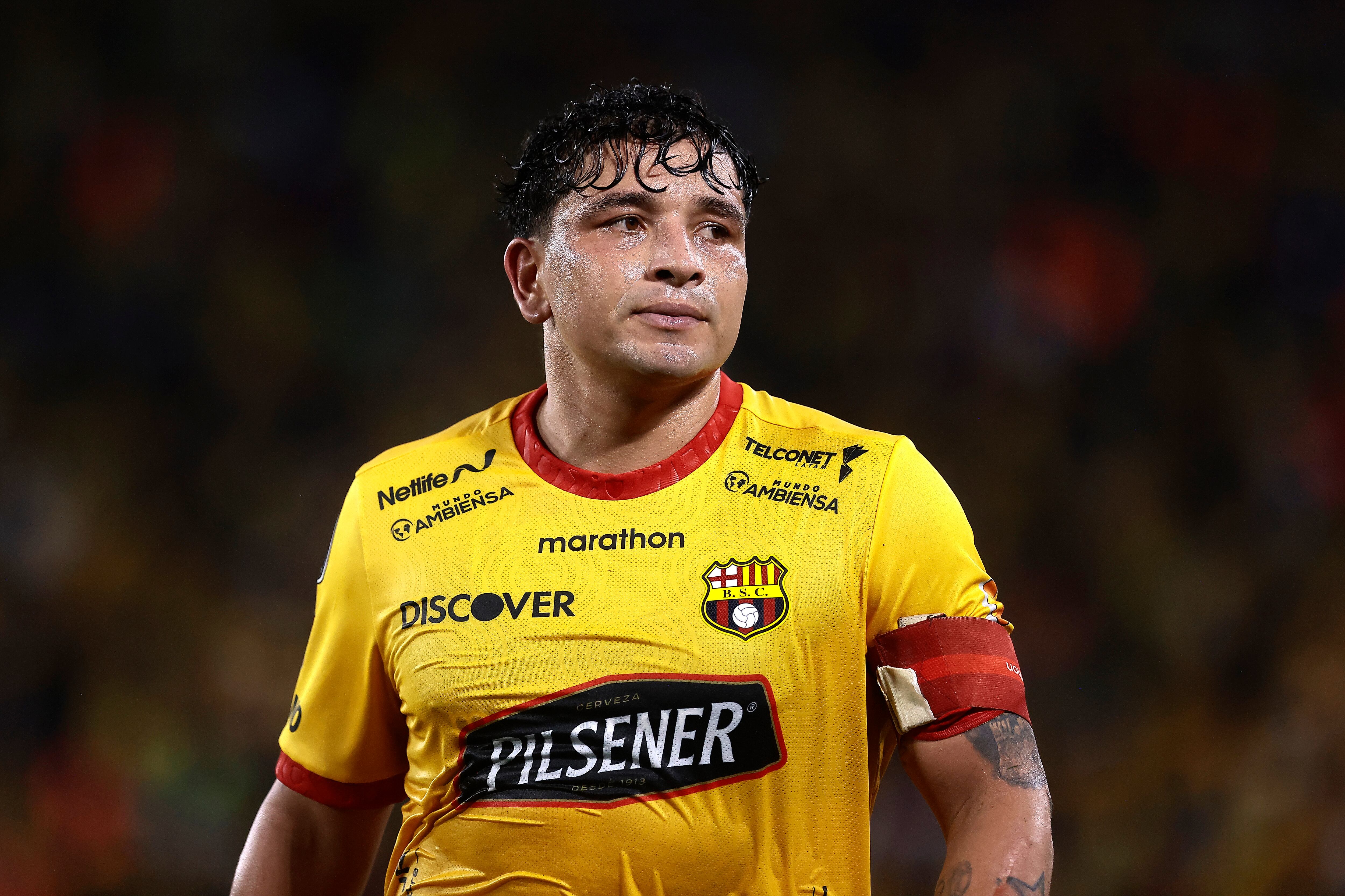 Mario Pineida, en un partido del Barcelona SC, juega la Copa Libertadores contra Palmeiras
