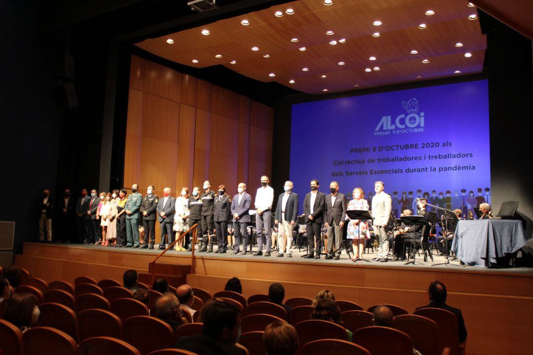 Els guardonats amb els Premis 9 d'Octubre, Llúcia Martín, l'autora del manifest i el presentador Xavi Mira junt a l'alcalde Antonio Francés.