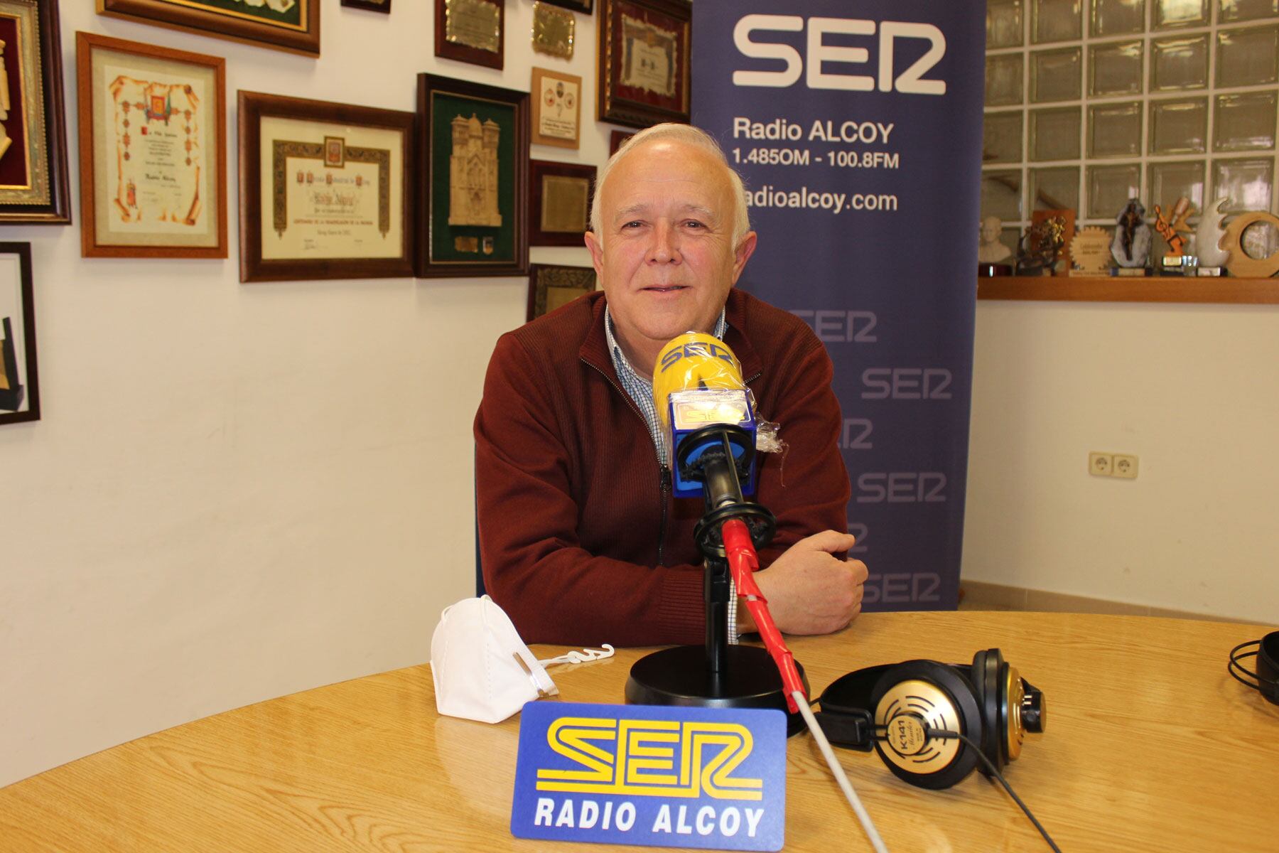 Juan José Olcina, presidente de la Asociación de San Jorge, en el estudio de Radio Alcoy