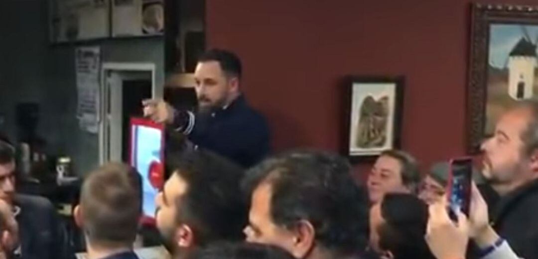 Santiago Abascal en el bar Los Molinos de Tarancón.