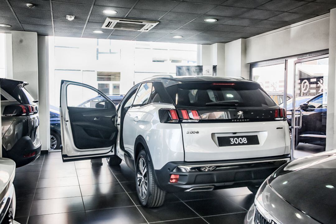 Imagen de un coche, Peugeot 3008, en un concesionario de Madrid.