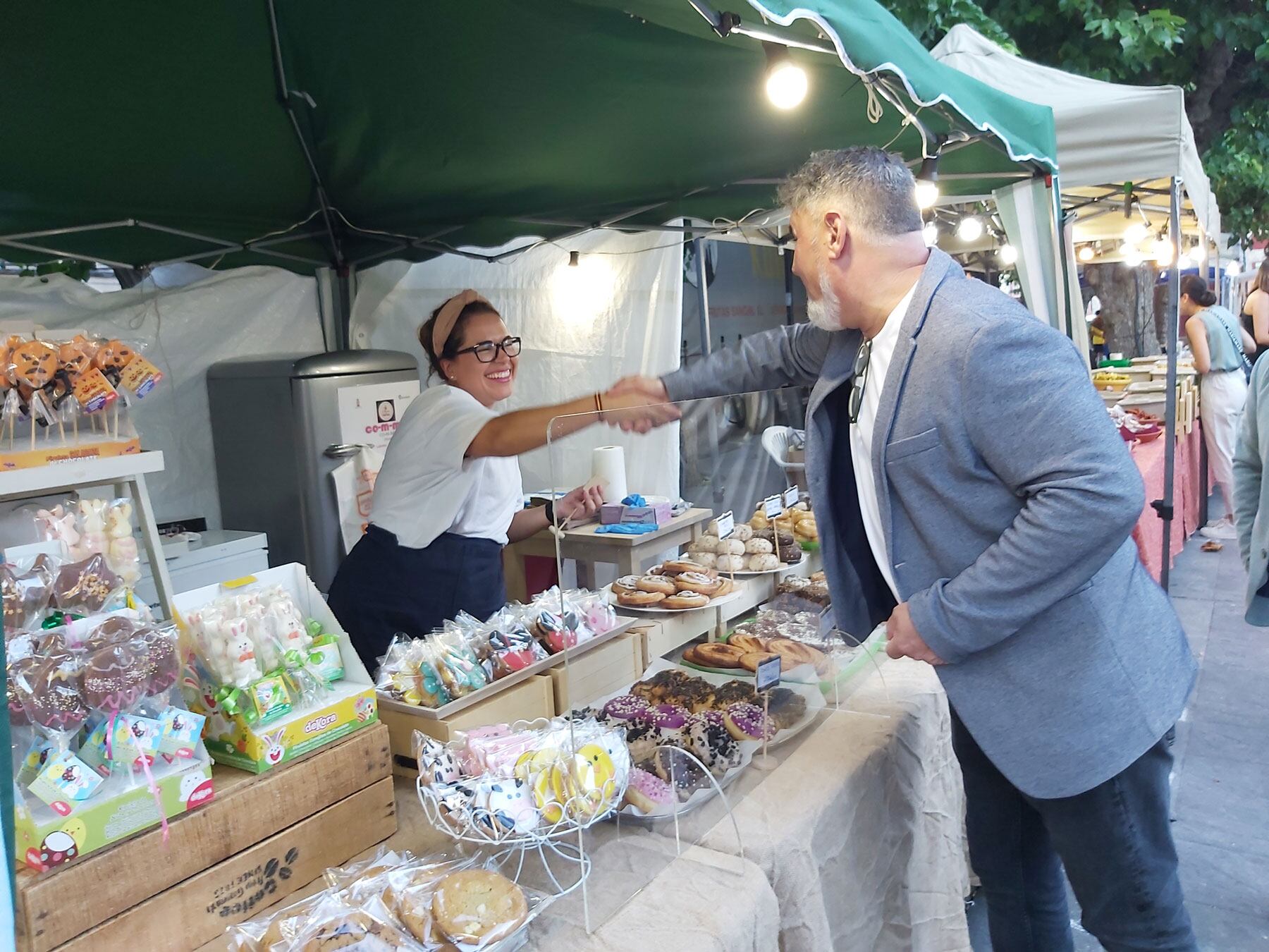 L'alcalde Vicent Molina saluda a una de les responsables d'una de les parades