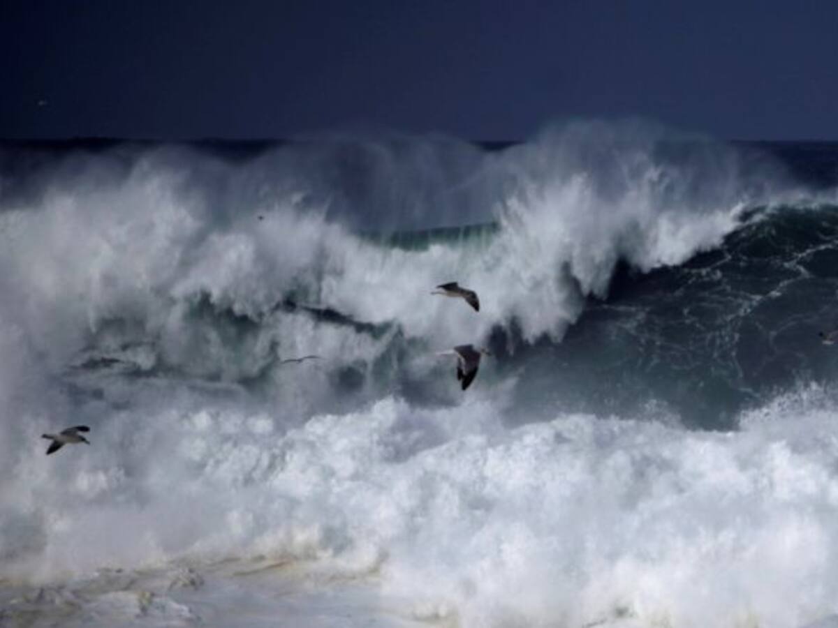 Heridas dos jóvenes al romper una ola el cristal del autobús en el que viajaban