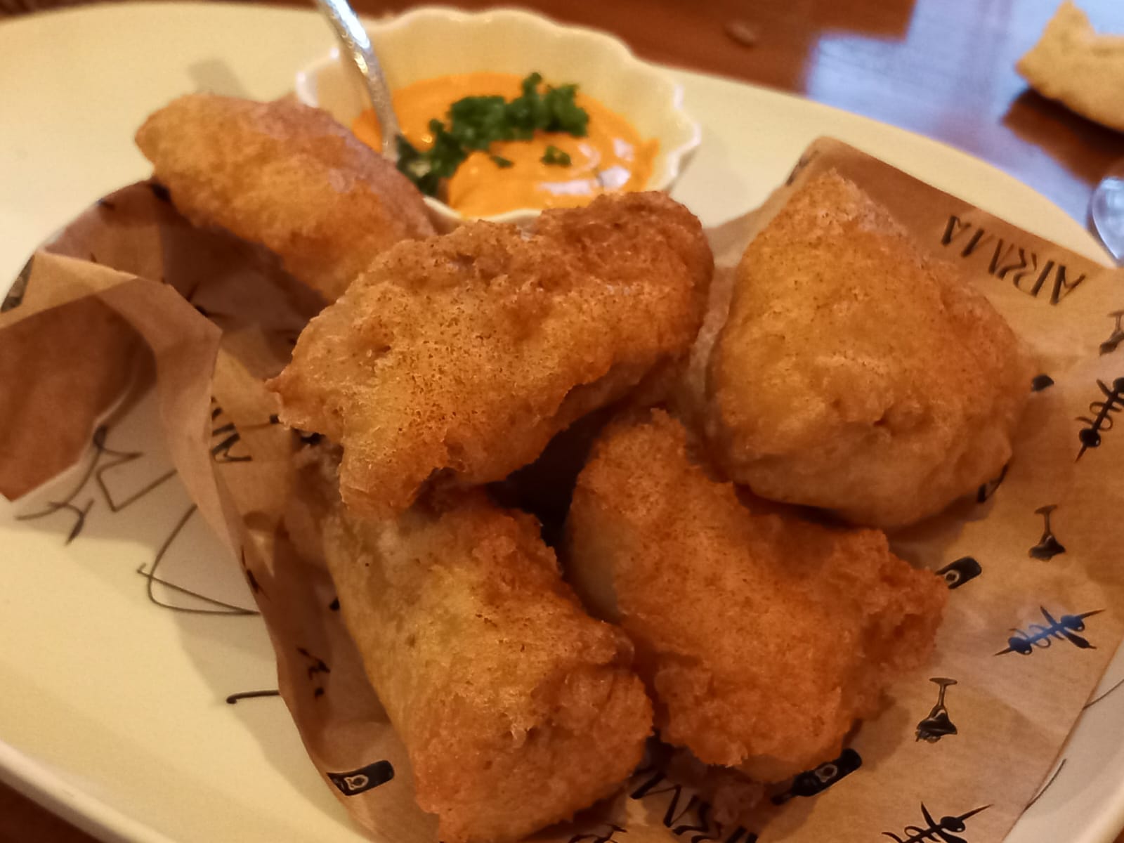 Corvina en tempura con bearnesa de manteca colorá