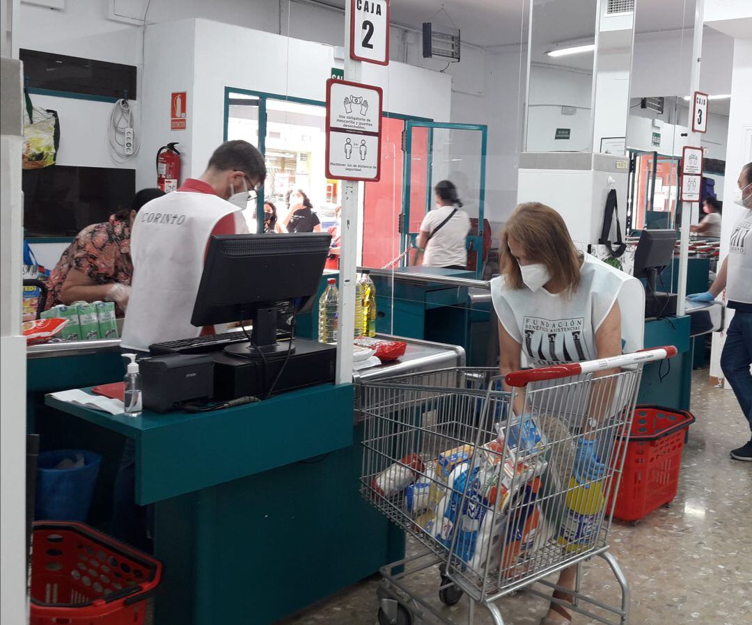 Una mujer hace la compra