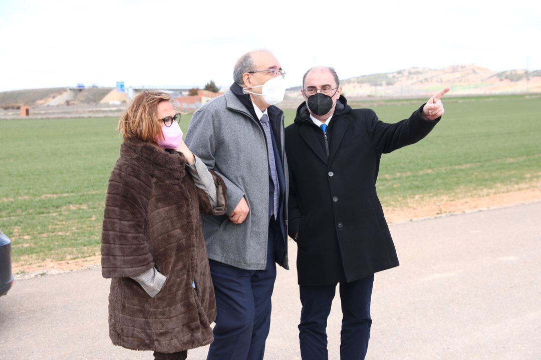 La consejera de Presidencia, Mayte Pérez, el alcalde de Calamocha, Manolo Rando, y el presidente de Aragón, Javier Lambán, visitando los terrenos del próximo matadero de porcino en esta localidad turolense 