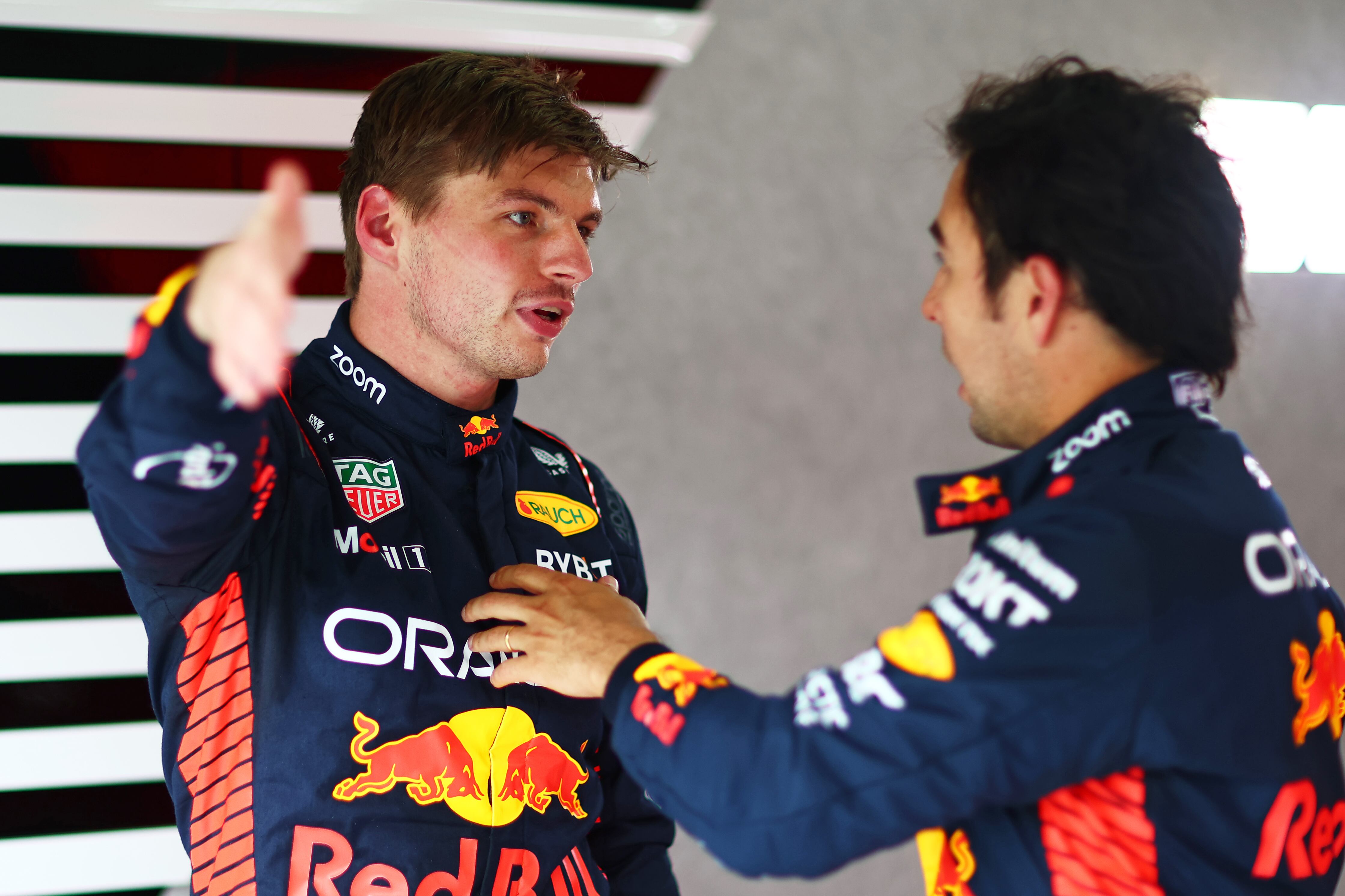 Max Verstappen y Checo Pérez discuten las acciones de la carrera tras la carrera sprint del GP de Austria