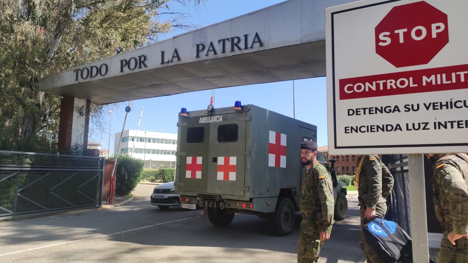 Una ambulancia militar accediendo a la Base de Cerro Muriano, sede de la Brigada Guzmán el Bueno X, de Córdoba