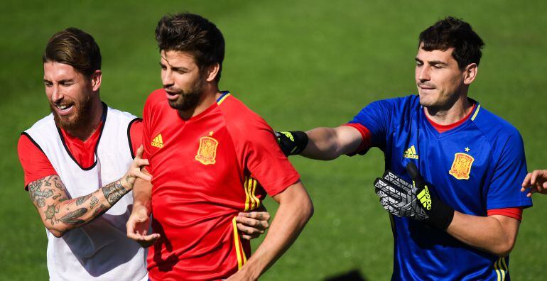 Casillas, Piqué y Ramos bromean durante un entrenamiento con la selección española