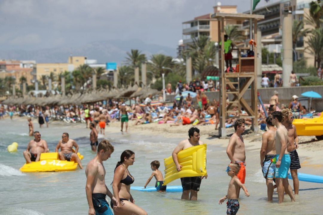 Turistas en Playa de Palma