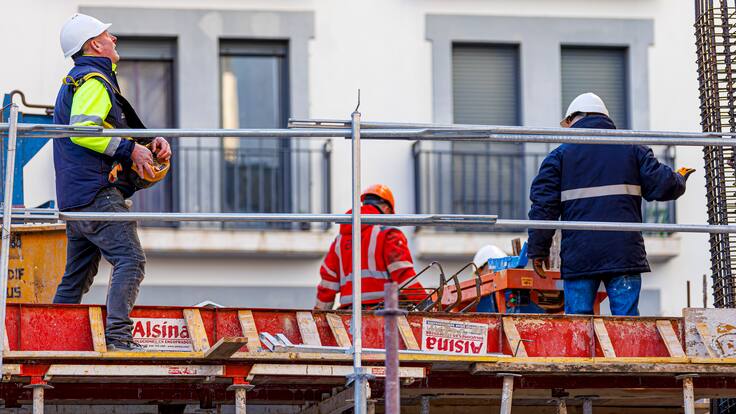 La patronal califica de "error histórico" el recorte de la jornada laboral