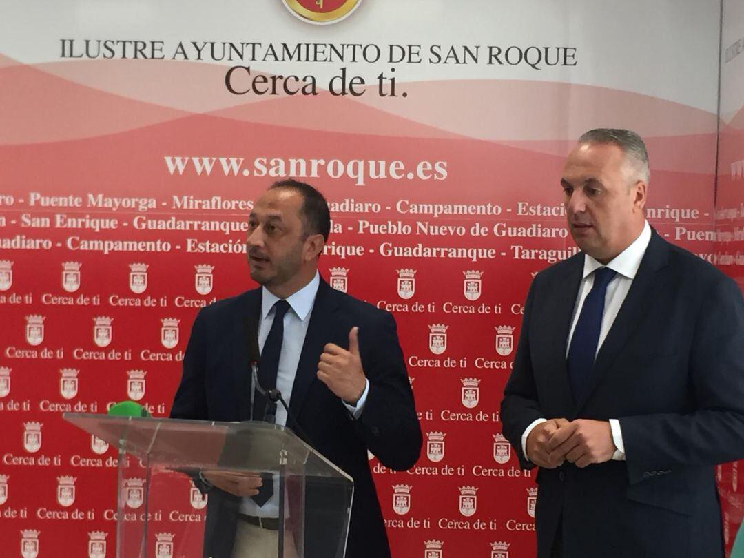 El delegado del Gobierno, Alfonso Rodríguez Gómez de Celis junto al alcalde de San Roque, Juan Carlos Ruíz Boix