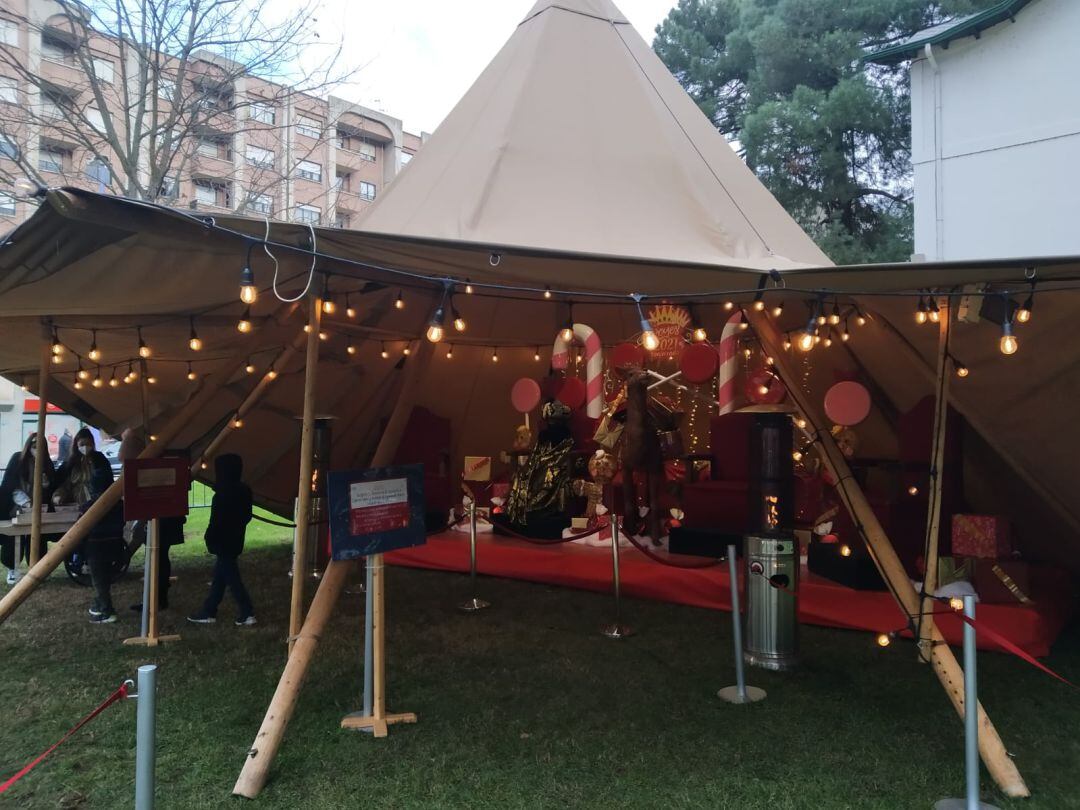 La carpa está instalada en el Parque del Temple