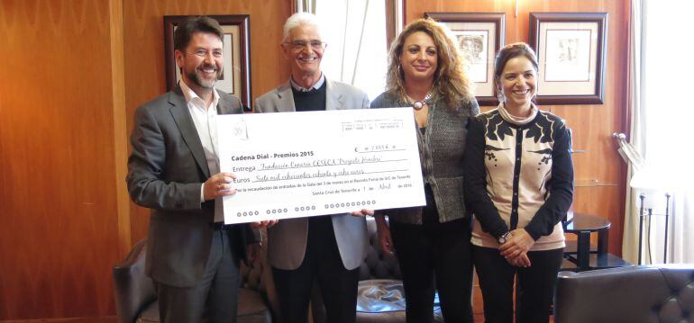 Entrega del cheque a Proyecto Hombre