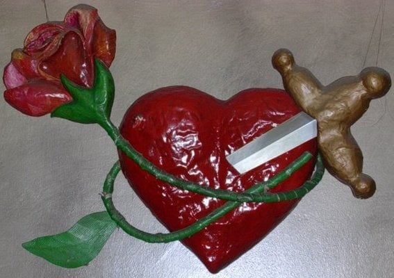 El corazón con un puñal y una rosa fue el emblema de Piropo