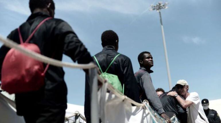 Migrantes del Aquarius desembarcando en Valencia.