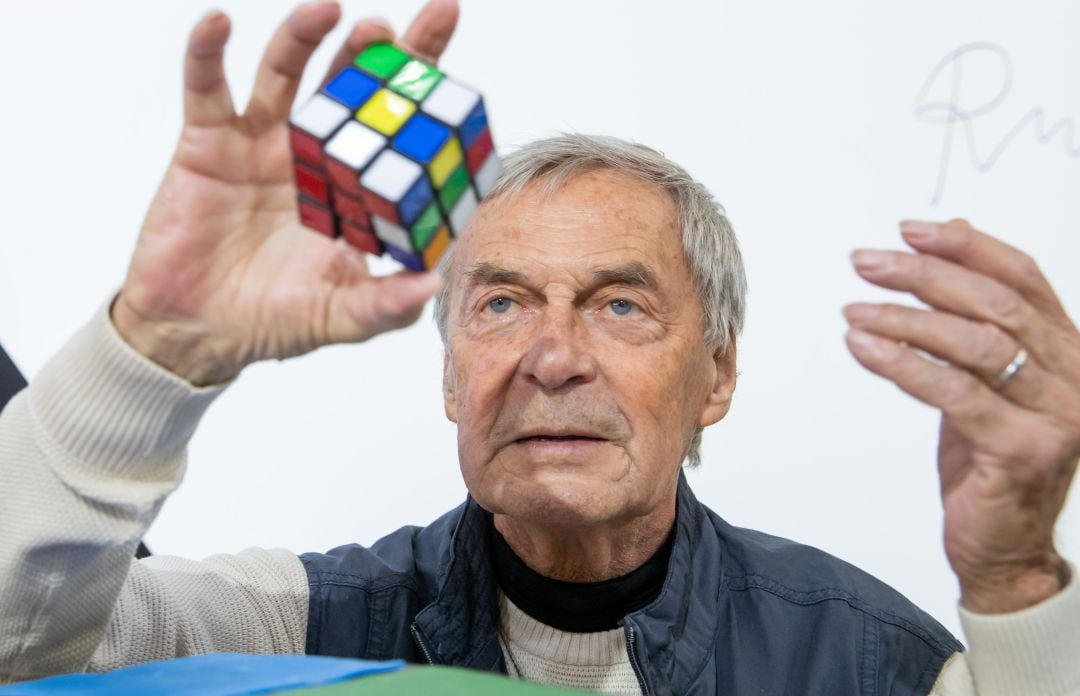 Ernö Rubik, creador del cubo de Rubik original.