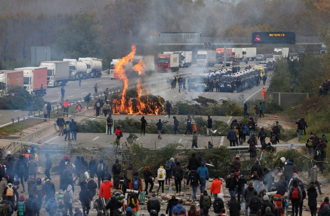 Las barricadas del Tsunami Democràtic bloqueando a AP-7 el pasado miércoles